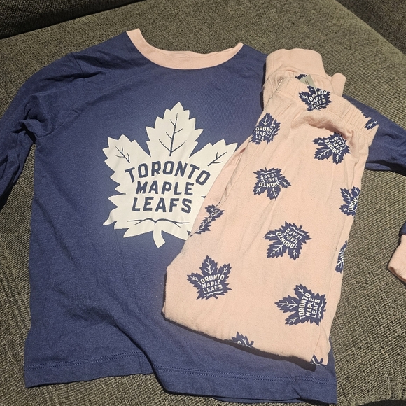 Girls Toronto Maple Leafs pajamas - Picture 2 of 3
